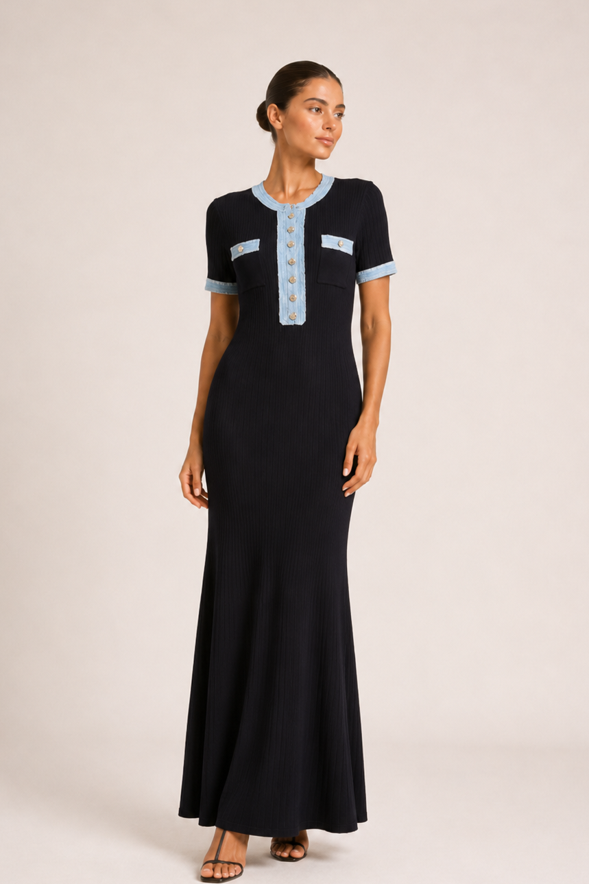 Sommerkleid mit blauen Akzenten
