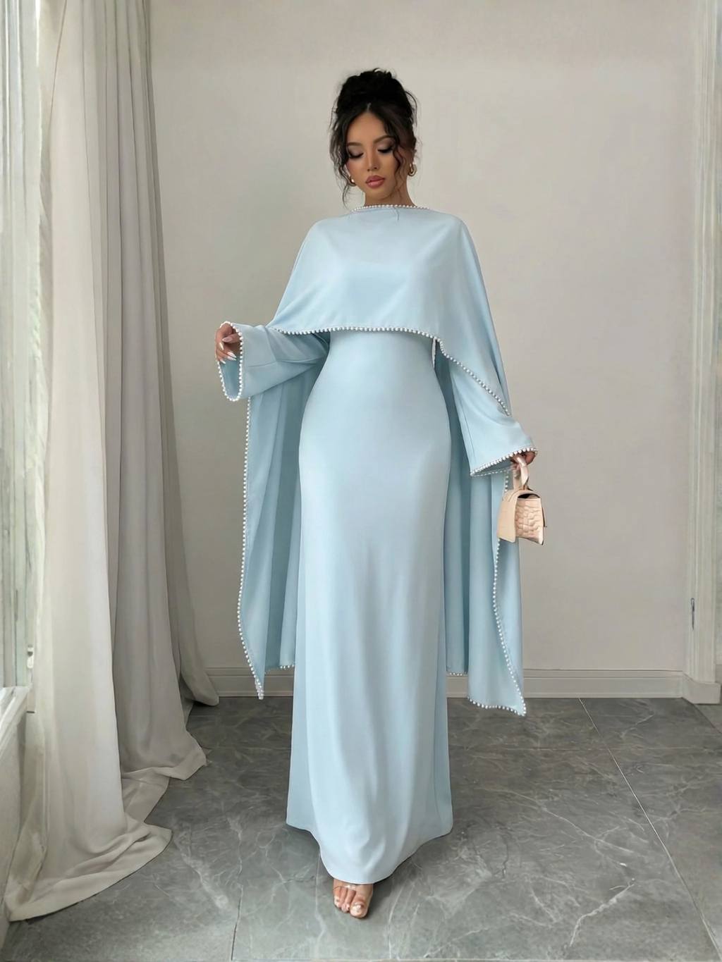 Abaya mit Perlenbesatz