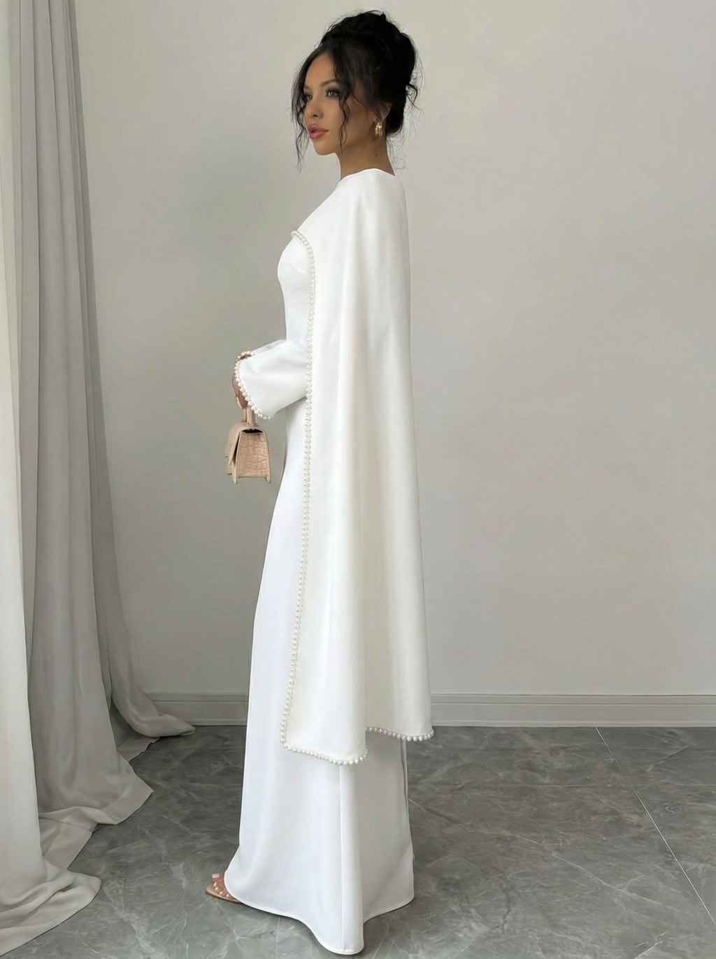 Abaya mit Perlenbesatz