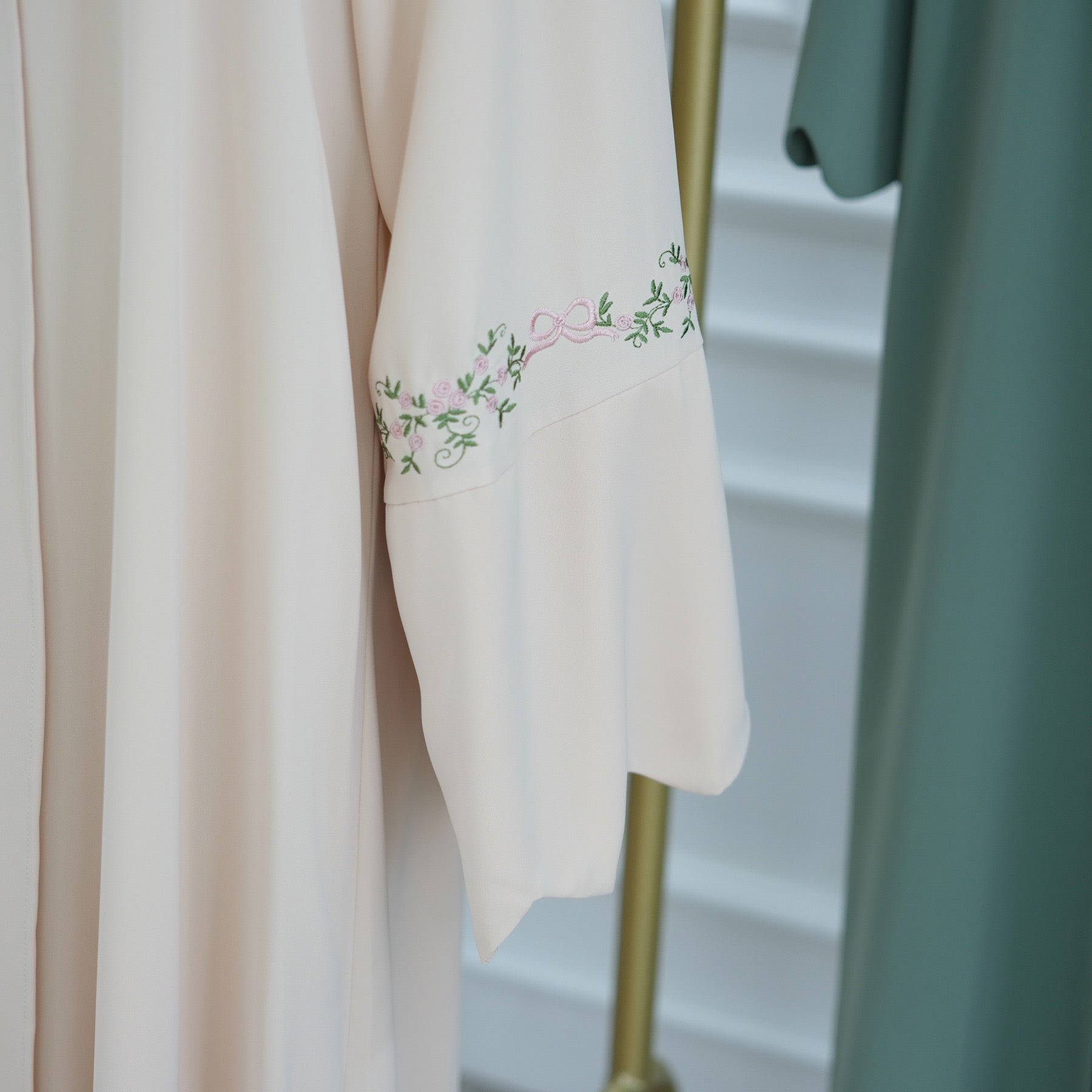 Abaya mit Tuch und Blumendetails